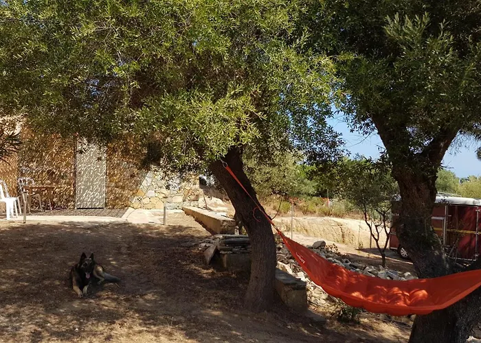 Le Pailler 2P Et 3 Enfants Sous Le Tipi
